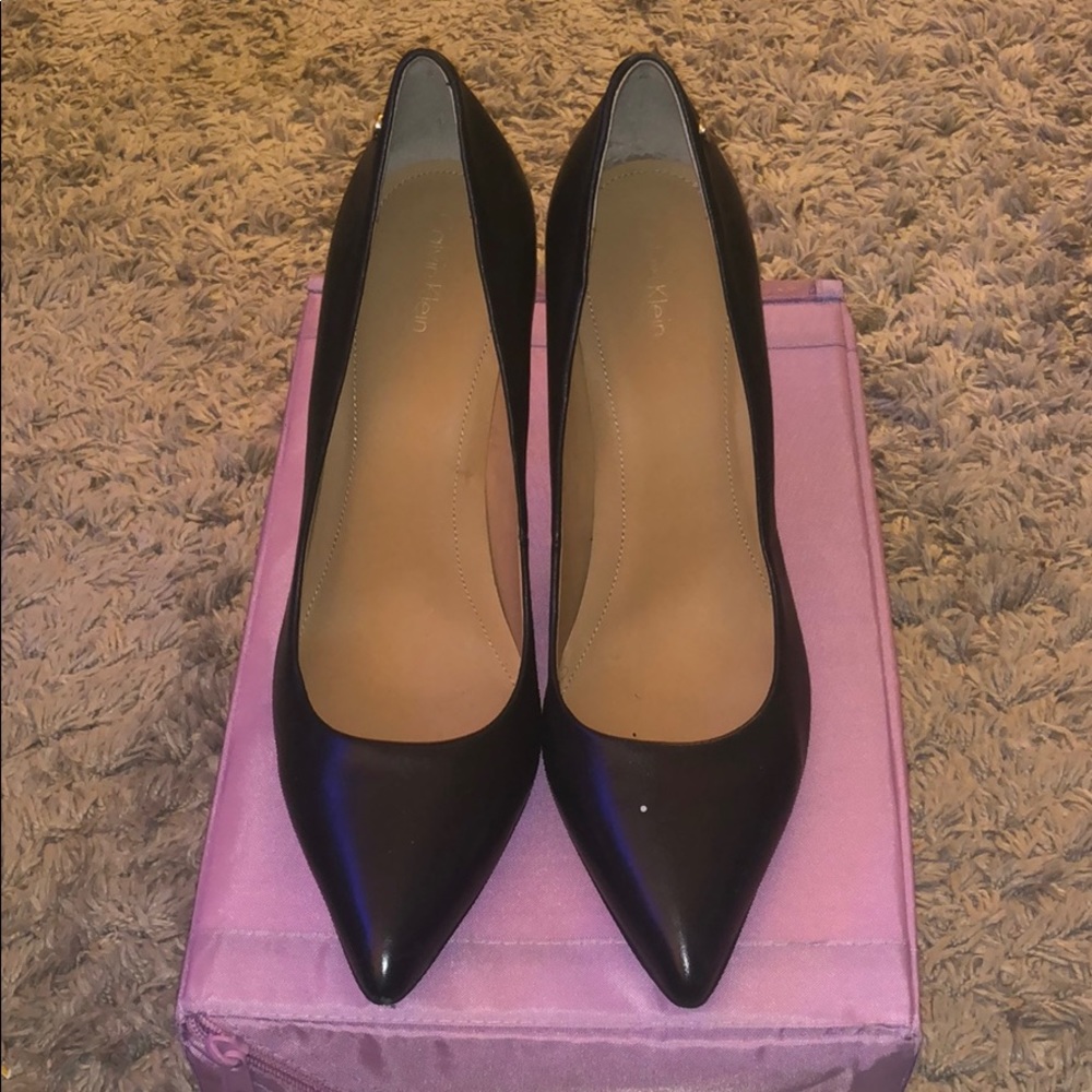 Black leather pump